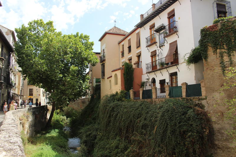 Casas e passeio junto ao rio Darro em Granada