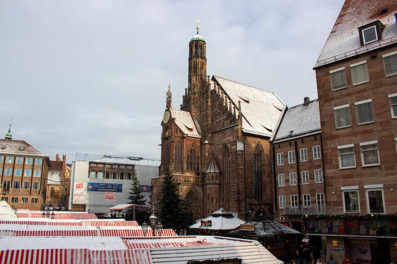 Frauenkirche junto ao Mercado de Natal de Nuremberga