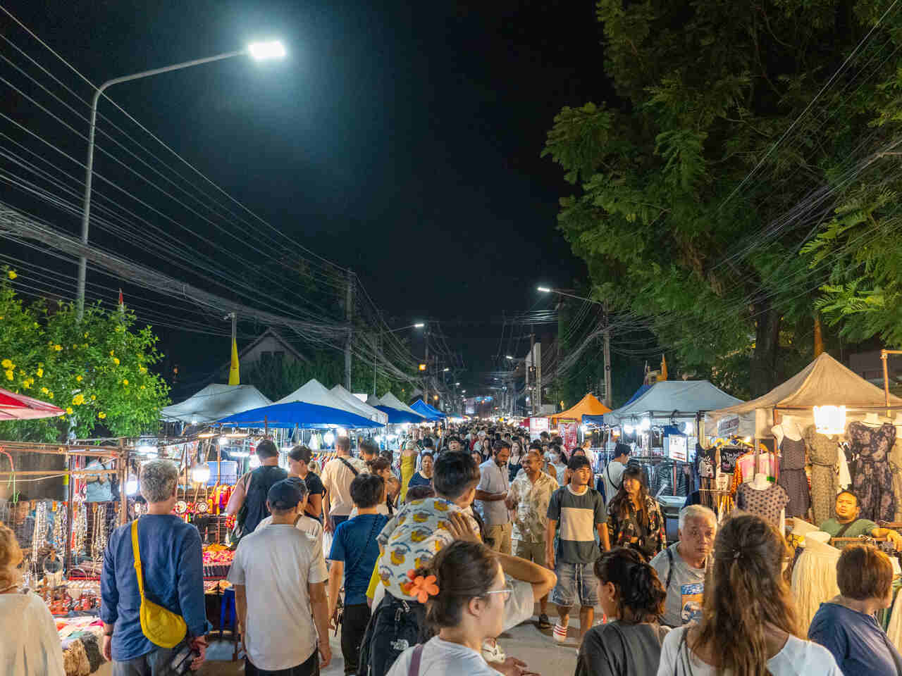 sunday night market chiang mai