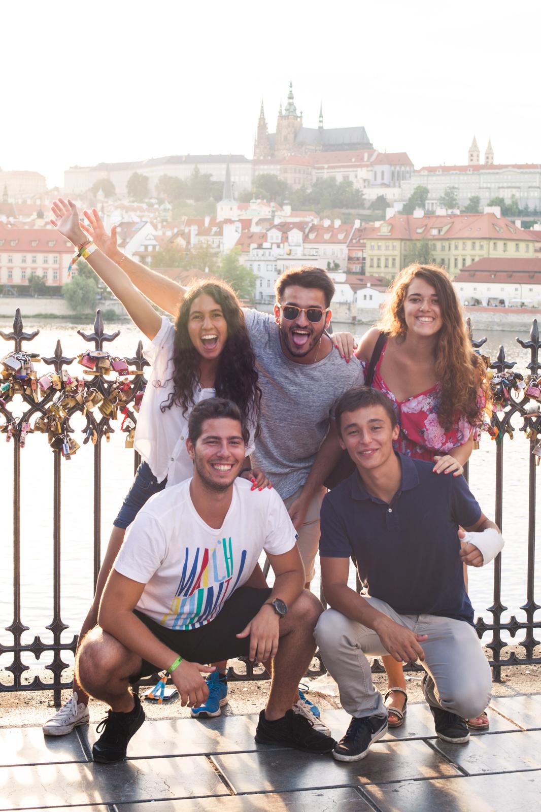 Alexandra e Vítor com amigos durante o Interrail de 2017