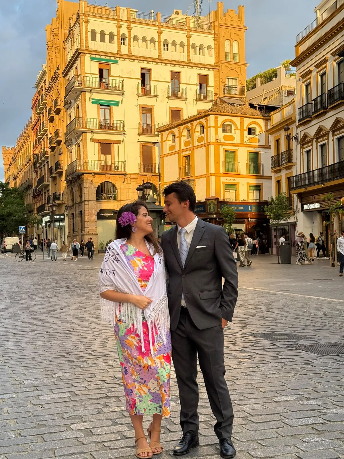 Alexandra e Vítor vestidos para a Feria, numa praça de Sevilha