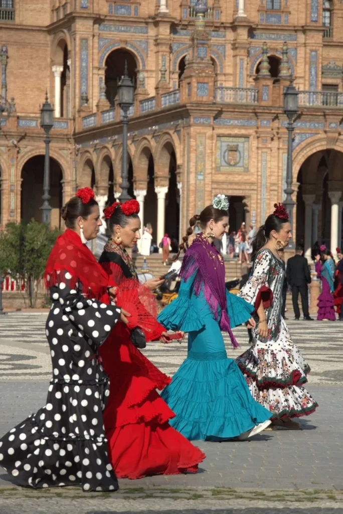 Mulheres com trajes de flamenca coloridos na Plaza de España